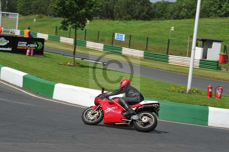 Mallory park Leicestershire;Mallory park photographs;Motorcycle action photographs;classic bikes;event digital images;eventdigitalimages;mallory park;no limits trackday;peter wileman photography;vintage bikes;vintage motorcycles;vmcc festival 1000 bikes