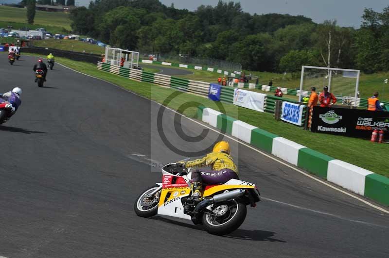 Mallory park Leicestershire;Mallory park photographs;Motorcycle action photographs;classic bikes;event digital images;eventdigitalimages;mallory park;no limits trackday;peter wileman photography;vintage bikes;vintage motorcycles;vmcc festival 1000 bikes