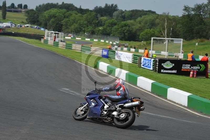 Mallory park Leicestershire;Mallory park photographs;Motorcycle action photographs;classic bikes;event digital images;eventdigitalimages;mallory park;no limits trackday;peter wileman photography;vintage bikes;vintage motorcycles;vmcc festival 1000 bikes