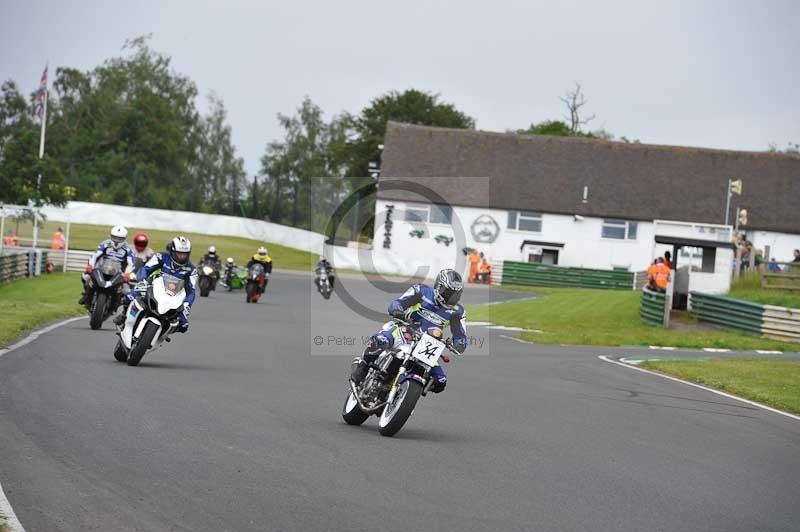 Mallory park Leicestershire;Mallory park photographs;Motorcycle action photographs;classic bikes;event digital images;eventdigitalimages;mallory park;no limits trackday;peter wileman photography;vintage bikes;vintage motorcycles;vmcc festival 1000 bikes