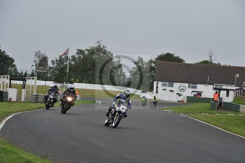 Mallory park Leicestershire;Mallory park photographs;Motorcycle action photographs;classic bikes;event digital images;eventdigitalimages;mallory park;no limits trackday;peter wileman photography;vintage bikes;vintage motorcycles;vmcc festival 1000 bikes