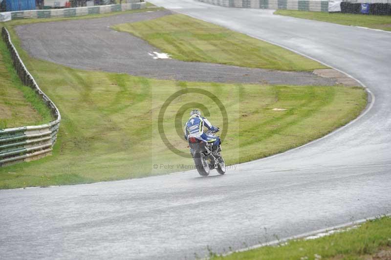 Mallory park Leicestershire;Mallory park photographs;Motorcycle action photographs;classic bikes;event digital images;eventdigitalimages;mallory park;no limits trackday;peter wileman photography;vintage bikes;vintage motorcycles;vmcc festival 1000 bikes