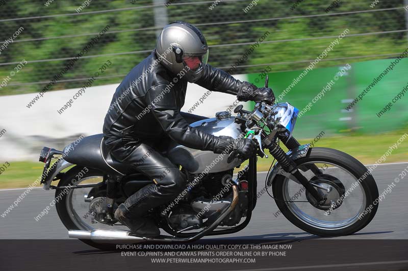 Vintage motorcycle club;eventdigitalimages;mallory park;mallory park trackday photographs;no limits trackdays;peter wileman photography;trackday digital images;trackday photos;vmcc festival 1000 bikes photographs