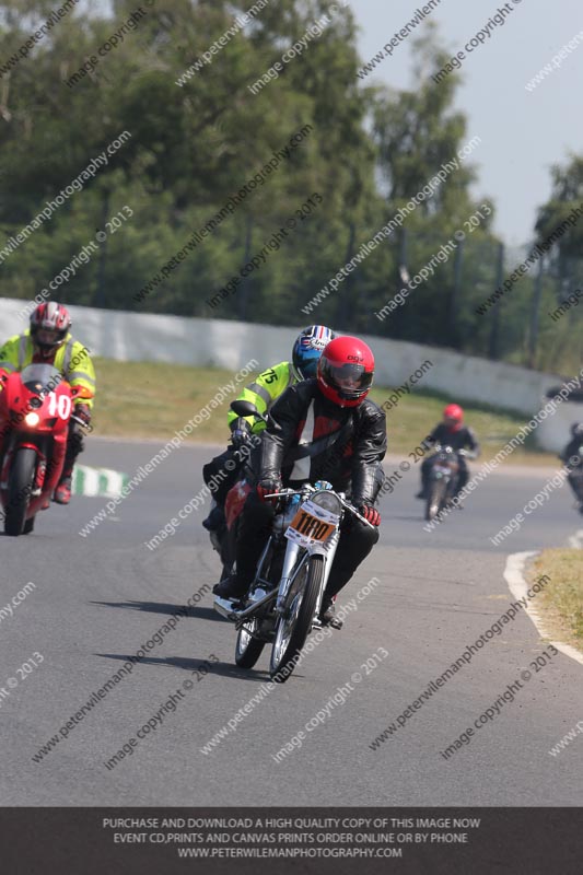 Vintage motorcycle club;eventdigitalimages;mallory park;mallory park trackday photographs;no limits trackdays;peter wileman photography;trackday digital images;trackday photos;vmcc festival 1000 bikes photographs