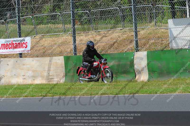 Vintage motorcycle club;eventdigitalimages;mallory park;mallory park trackday photographs;no limits trackdays;peter wileman photography;trackday digital images;trackday photos;vmcc festival 1000 bikes photographs