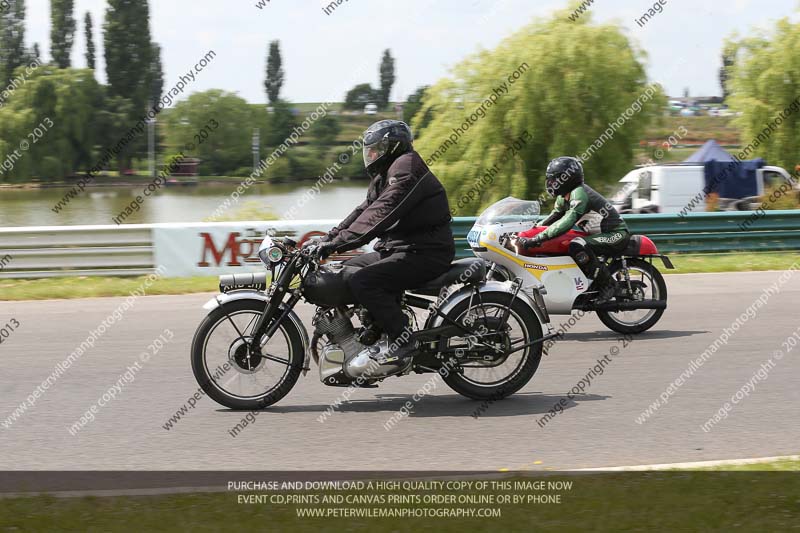 Vintage motorcycle club;eventdigitalimages;mallory park;mallory park trackday photographs;no limits trackdays;peter wileman photography;trackday digital images;trackday photos;vmcc festival 1000 bikes photographs