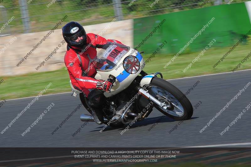 Vintage motorcycle club;eventdigitalimages;mallory park;mallory park trackday photographs;no limits trackdays;peter wileman photography;trackday digital images;trackday photos;vmcc festival 1000 bikes photographs