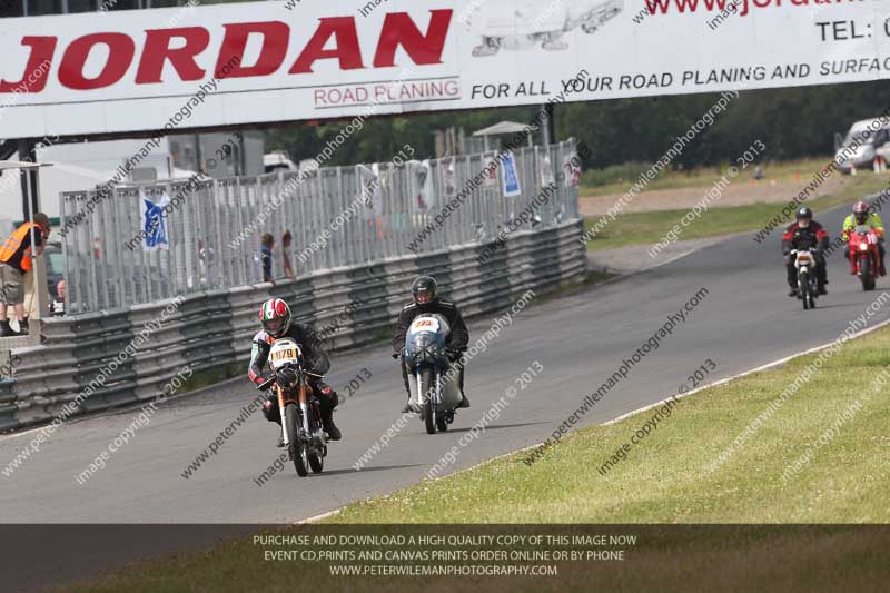 Vintage motorcycle club;eventdigitalimages;mallory park;mallory park trackday photographs;no limits trackdays;peter wileman photography;trackday digital images;trackday photos;vmcc festival 1000 bikes photographs