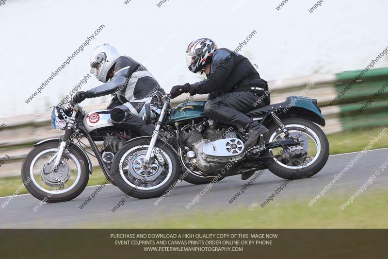 Vintage motorcycle club;eventdigitalimages;mallory park;mallory park trackday photographs;no limits trackdays;peter wileman photography;trackday digital images;trackday photos;vmcc festival 1000 bikes photographs