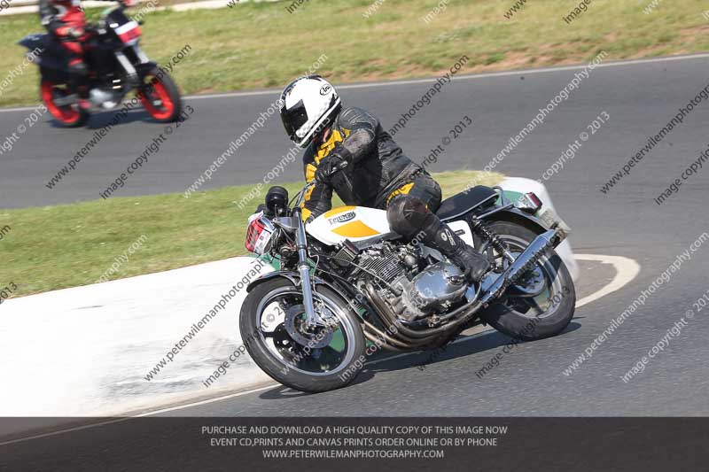 Vintage motorcycle club;eventdigitalimages;mallory park;mallory park trackday photographs;no limits trackdays;peter wileman photography;trackday digital images;trackday photos;vmcc festival 1000 bikes photographs