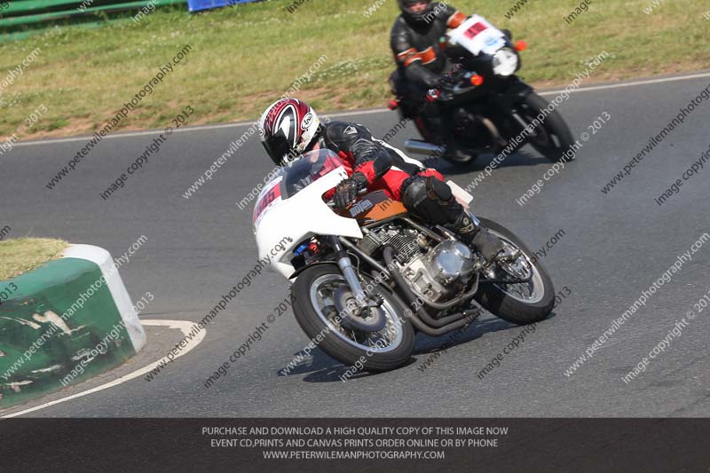 Vintage motorcycle club;eventdigitalimages;mallory park;mallory park trackday photographs;no limits trackdays;peter wileman photography;trackday digital images;trackday photos;vmcc festival 1000 bikes photographs