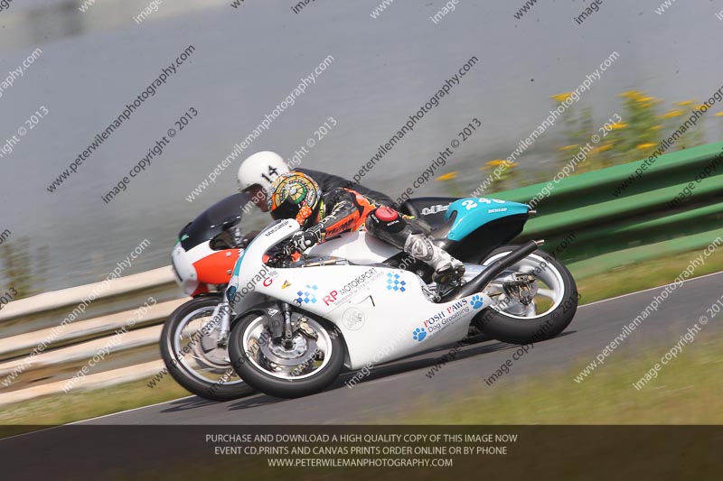 Vintage motorcycle club;eventdigitalimages;mallory park;mallory park trackday photographs;no limits trackdays;peter wileman photography;trackday digital images;trackday photos;vmcc festival 1000 bikes photographs