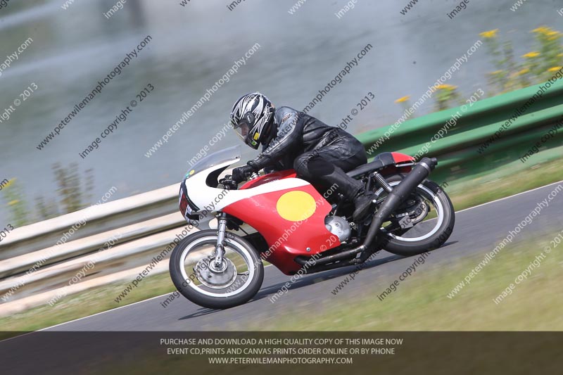 Vintage motorcycle club;eventdigitalimages;mallory park;mallory park trackday photographs;no limits trackdays;peter wileman photography;trackday digital images;trackday photos;vmcc festival 1000 bikes photographs