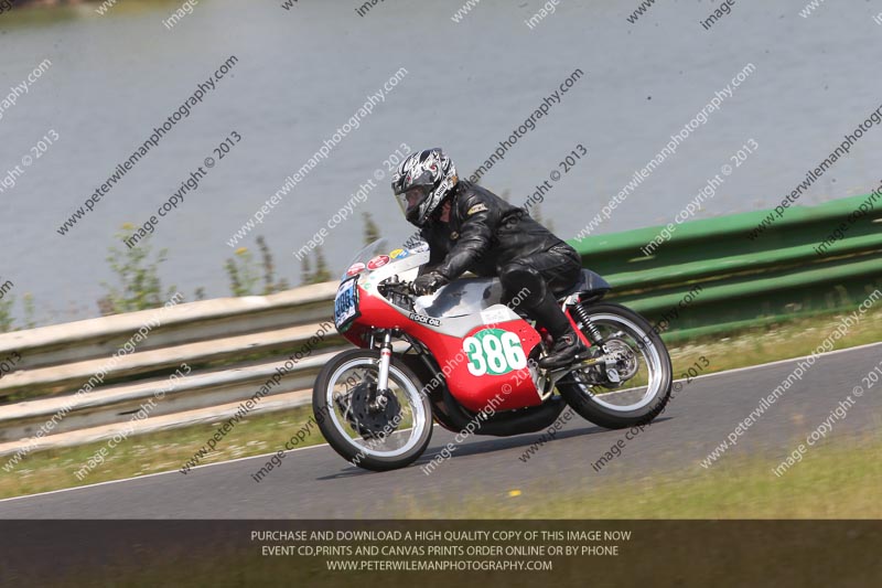 Vintage motorcycle club;eventdigitalimages;mallory park;mallory park trackday photographs;no limits trackdays;peter wileman photography;trackday digital images;trackday photos;vmcc festival 1000 bikes photographs