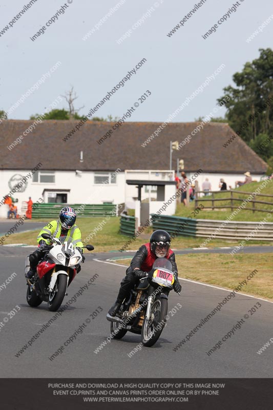 Vintage motorcycle club;eventdigitalimages;mallory park;mallory park trackday photographs;no limits trackdays;peter wileman photography;trackday digital images;trackday photos;vmcc festival 1000 bikes photographs