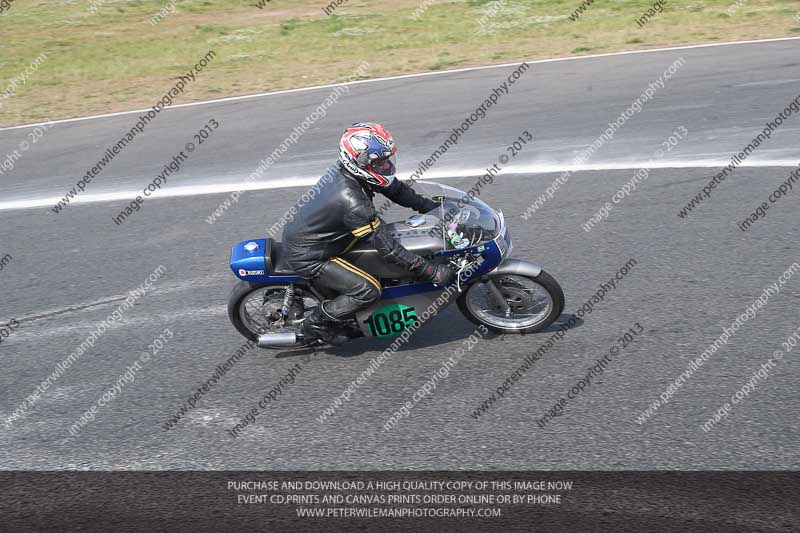 Vintage motorcycle club;eventdigitalimages;mallory park;mallory park trackday photographs;no limits trackdays;peter wileman photography;trackday digital images;trackday photos;vmcc festival 1000 bikes photographs