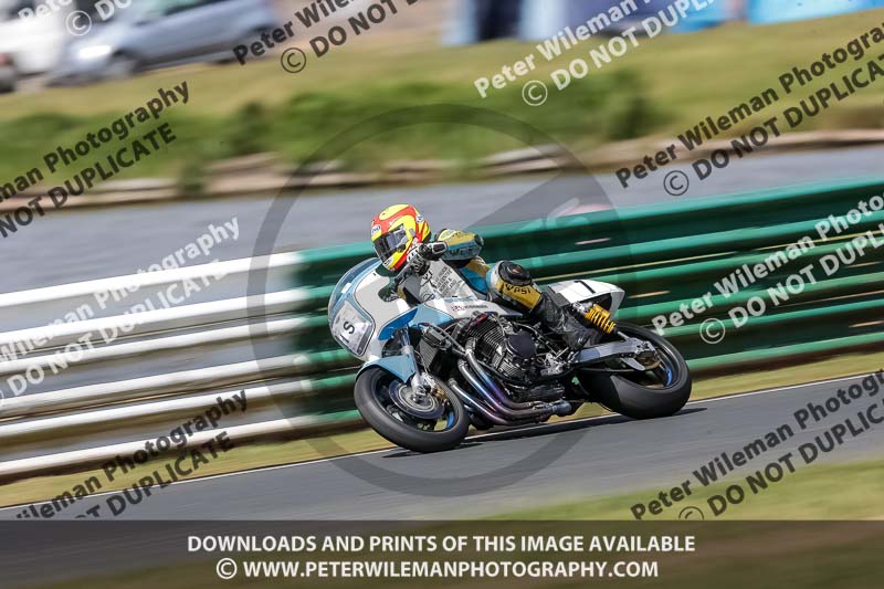 Vintage motorcycle club;eventdigitalimages;mallory park;mallory park trackday photographs;no limits trackdays;peter wileman photography;trackday digital images;trackday photos;vmcc festival 1000 bikes photographs