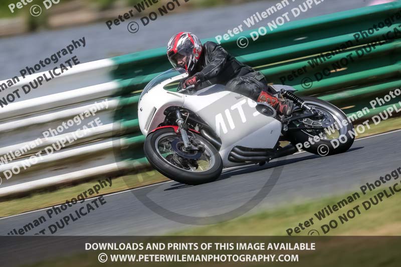 Vintage motorcycle club;eventdigitalimages;mallory park;mallory park trackday photographs;no limits trackdays;peter wileman photography;trackday digital images;trackday photos;vmcc festival 1000 bikes photographs