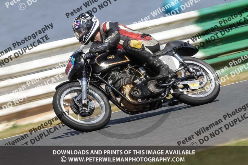 Vintage motorcycle club;eventdigitalimages;mallory park;mallory park trackday photographs;no limits trackdays;peter wileman photography;trackday digital images;trackday photos;vmcc festival 1000 bikes photographs