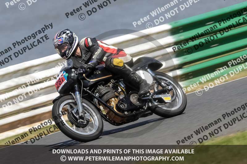 Vintage motorcycle club;eventdigitalimages;mallory park;mallory park trackday photographs;no limits trackdays;peter wileman photography;trackday digital images;trackday photos;vmcc festival 1000 bikes photographs