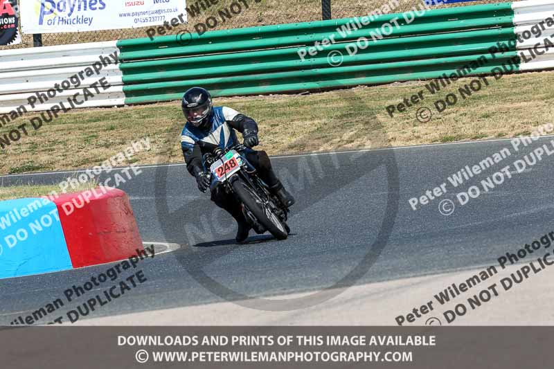 Vintage motorcycle club;eventdigitalimages;mallory park;mallory park trackday photographs;no limits trackdays;peter wileman photography;trackday digital images;trackday photos;vmcc festival 1000 bikes photographs