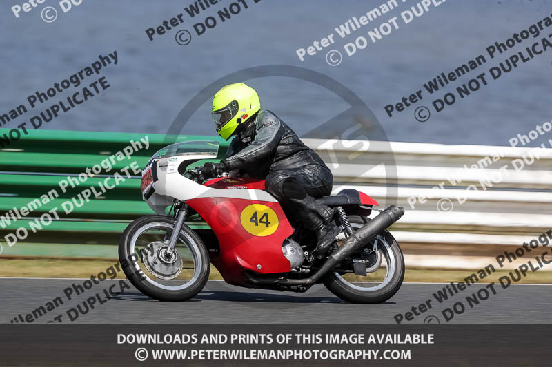 Vintage motorcycle club;eventdigitalimages;mallory park;mallory park trackday photographs;no limits trackdays;peter wileman photography;trackday digital images;trackday photos;vmcc festival 1000 bikes photographs