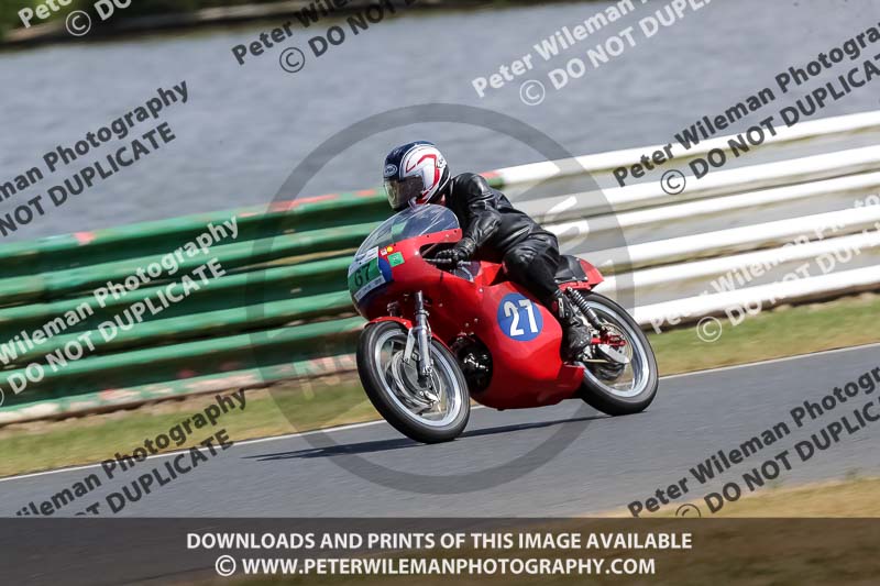 Vintage motorcycle club;eventdigitalimages;mallory park;mallory park trackday photographs;no limits trackdays;peter wileman photography;trackday digital images;trackday photos;vmcc festival 1000 bikes photographs