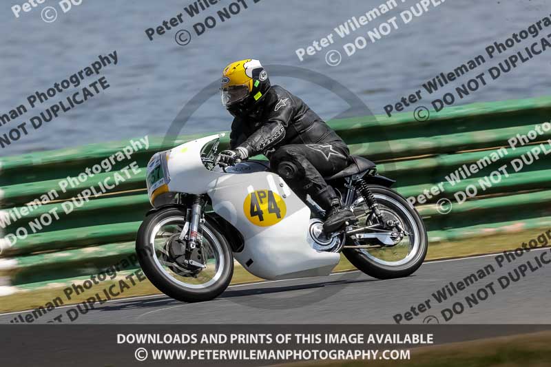 Vintage motorcycle club;eventdigitalimages;mallory park;mallory park trackday photographs;no limits trackdays;peter wileman photography;trackday digital images;trackday photos;vmcc festival 1000 bikes photographs