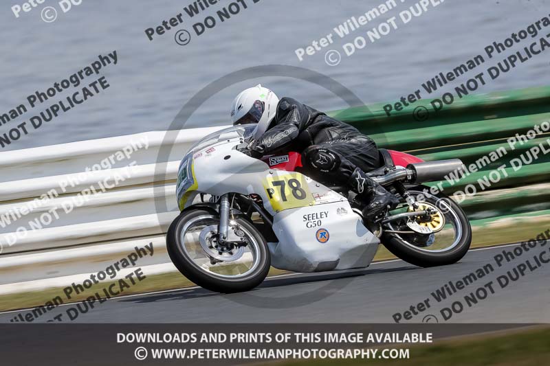 Vintage motorcycle club;eventdigitalimages;mallory park;mallory park trackday photographs;no limits trackdays;peter wileman photography;trackday digital images;trackday photos;vmcc festival 1000 bikes photographs