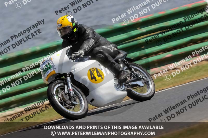 Vintage motorcycle club;eventdigitalimages;mallory park;mallory park trackday photographs;no limits trackdays;peter wileman photography;trackday digital images;trackday photos;vmcc festival 1000 bikes photographs