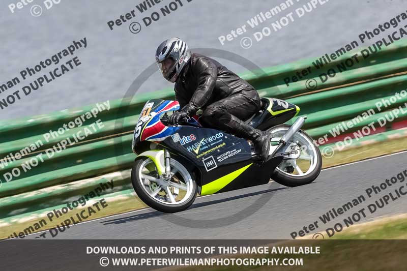 Vintage motorcycle club;eventdigitalimages;mallory park;mallory park trackday photographs;no limits trackdays;peter wileman photography;trackday digital images;trackday photos;vmcc festival 1000 bikes photographs