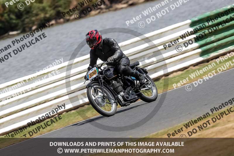 Vintage motorcycle club;eventdigitalimages;mallory park;mallory park trackday photographs;no limits trackdays;peter wileman photography;trackday digital images;trackday photos;vmcc festival 1000 bikes photographs