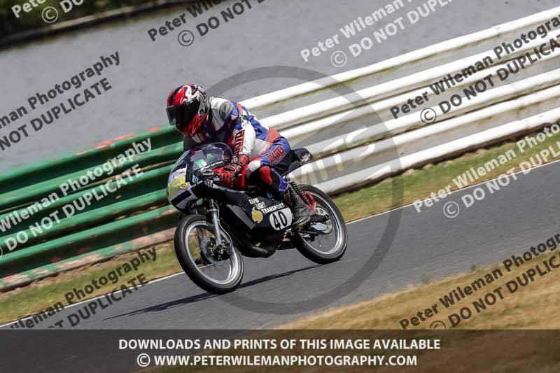 Vintage motorcycle club;eventdigitalimages;mallory park;mallory park trackday photographs;no limits trackdays;peter wileman photography;trackday digital images;trackday photos;vmcc festival 1000 bikes photographs