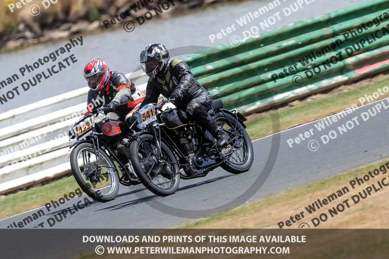 Vintage motorcycle club;eventdigitalimages;mallory park;mallory park trackday photographs;no limits trackdays;peter wileman photography;trackday digital images;trackday photos;vmcc festival 1000 bikes photographs