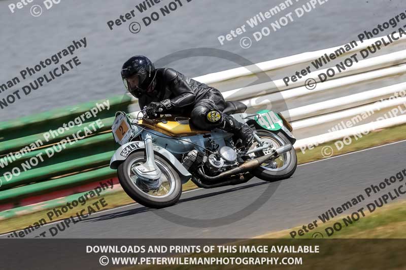 Vintage motorcycle club;eventdigitalimages;mallory park;mallory park trackday photographs;no limits trackdays;peter wileman photography;trackday digital images;trackday photos;vmcc festival 1000 bikes photographs