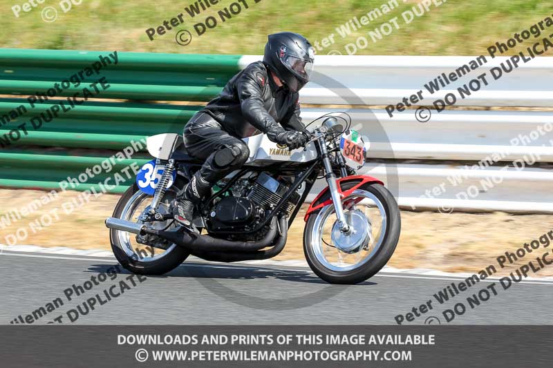 Vintage motorcycle club;eventdigitalimages;mallory park;mallory park trackday photographs;no limits trackdays;peter wileman photography;trackday digital images;trackday photos;vmcc festival 1000 bikes photographs