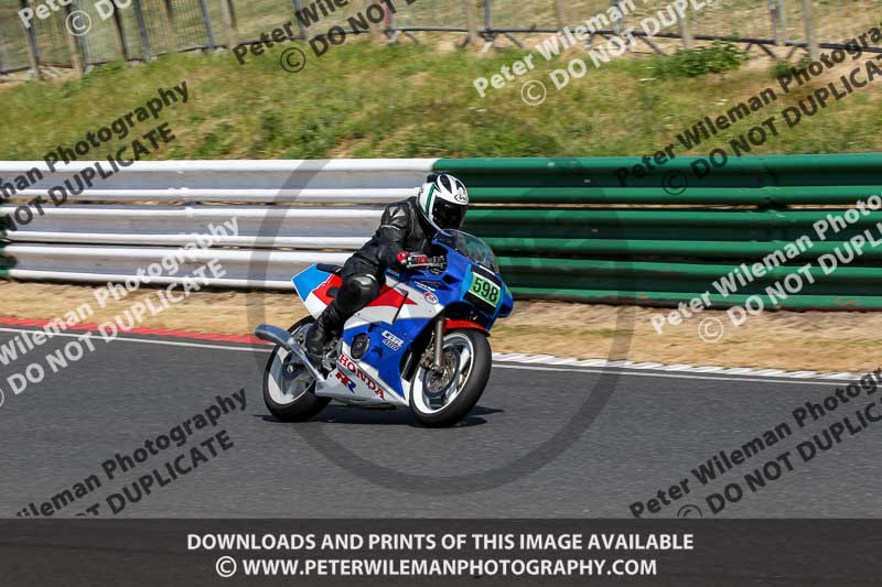 Vintage motorcycle club;eventdigitalimages;mallory park;mallory park trackday photographs;no limits trackdays;peter wileman photography;trackday digital images;trackday photos;vmcc festival 1000 bikes photographs