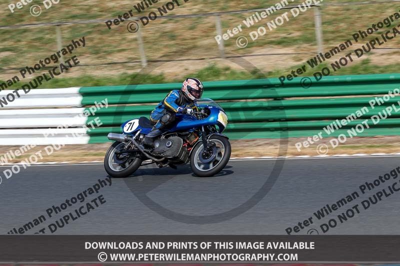 Vintage motorcycle club;eventdigitalimages;mallory park;mallory park trackday photographs;no limits trackdays;peter wileman photography;trackday digital images;trackday photos;vmcc festival 1000 bikes photographs