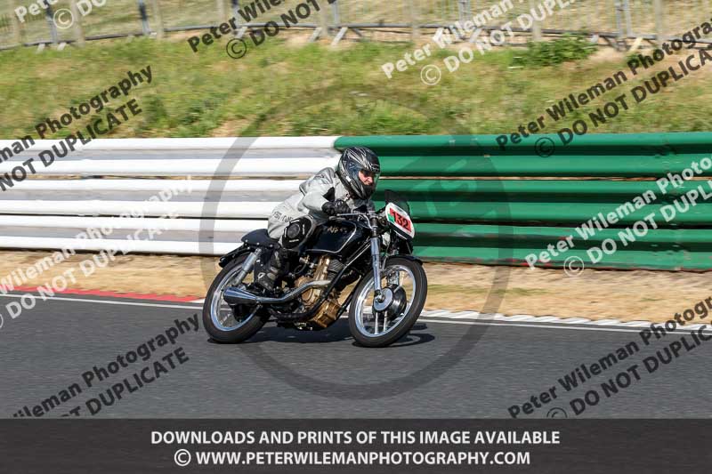 Vintage motorcycle club;eventdigitalimages;mallory park;mallory park trackday photographs;no limits trackdays;peter wileman photography;trackday digital images;trackday photos;vmcc festival 1000 bikes photographs