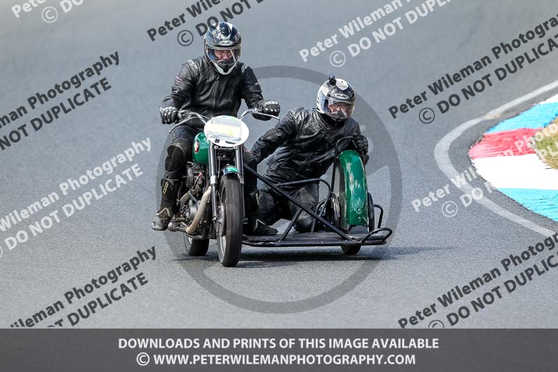 Vintage motorcycle club;eventdigitalimages;mallory park;mallory park trackday photographs;no limits trackdays;peter wileman photography;trackday digital images;trackday photos;vmcc festival 1000 bikes photographs