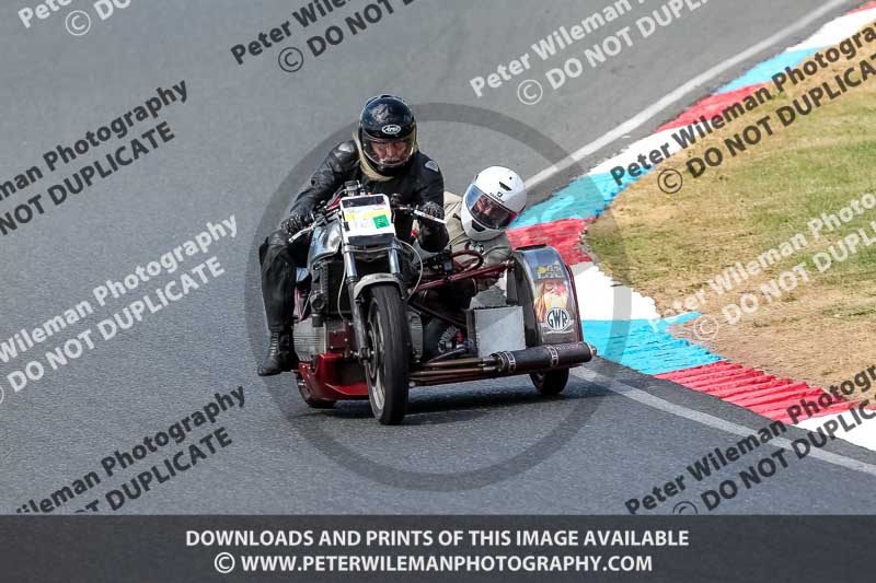 Vintage motorcycle club;eventdigitalimages;mallory park;mallory park trackday photographs;no limits trackdays;peter wileman photography;trackday digital images;trackday photos;vmcc festival 1000 bikes photographs