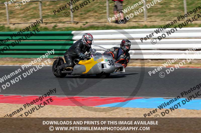 Vintage motorcycle club;eventdigitalimages;mallory park;mallory park trackday photographs;no limits trackdays;peter wileman photography;trackday digital images;trackday photos;vmcc festival 1000 bikes photographs