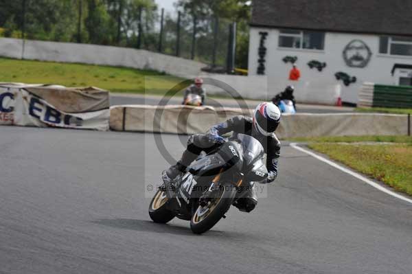 Mallory park Leicestershire;Mallory park photographs;Motorcycle action photographs;event digital images;eventdigitalimages;mallory park;no limits trackday;peter wileman photography;trackday;trackday digital images;trackday photos