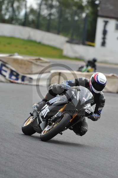 Mallory park Leicestershire;Mallory park photographs;Motorcycle action photographs;event digital images;eventdigitalimages;mallory park;no limits trackday;peter wileman photography;trackday;trackday digital images;trackday photos