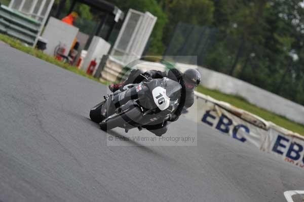 Mallory park Leicestershire;Mallory park photographs;Motorcycle action photographs;event digital images;eventdigitalimages;mallory park;no limits trackday;peter wileman photography;trackday;trackday digital images;trackday photos