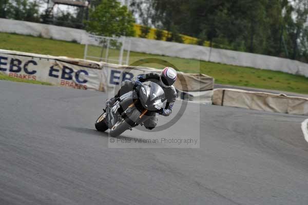 Mallory park Leicestershire;Mallory park photographs;Motorcycle action photographs;event digital images;eventdigitalimages;mallory park;no limits trackday;peter wileman photography;trackday;trackday digital images;trackday photos