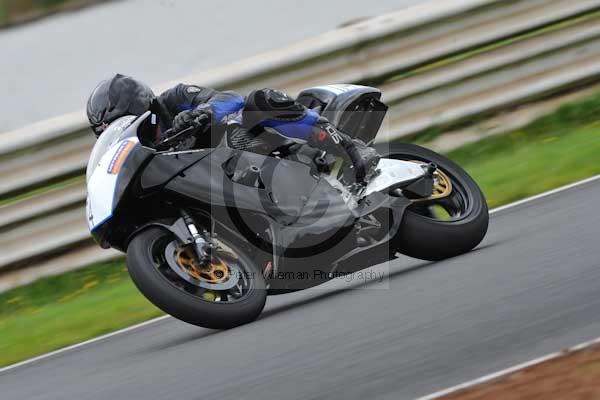 Mallory park Leicestershire;Mallory park photographs;Motorcycle action photographs;event digital images;eventdigitalimages;mallory park;no limits trackday;peter wileman photography;trackday;trackday digital images;trackday photos