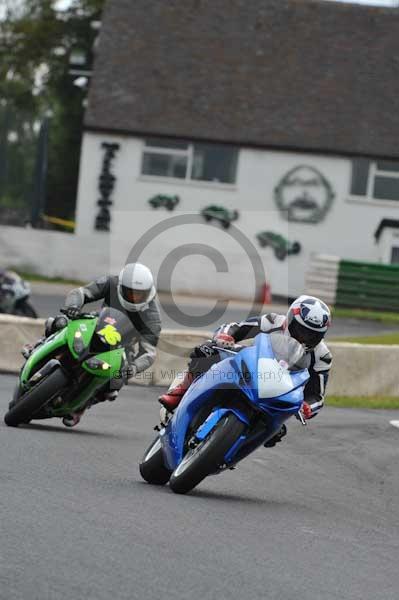 Mallory park Leicestershire;Mallory park photographs;Motorcycle action photographs;event digital images;eventdigitalimages;mallory park;no limits trackday;peter wileman photography;trackday;trackday digital images;trackday photos