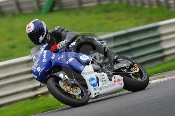 Mallory park Leicestershire;Mallory park photographs;Motorcycle action photographs;event digital images;eventdigitalimages;mallory park;no limits trackday;peter wileman photography;trackday;trackday digital images;trackday photos