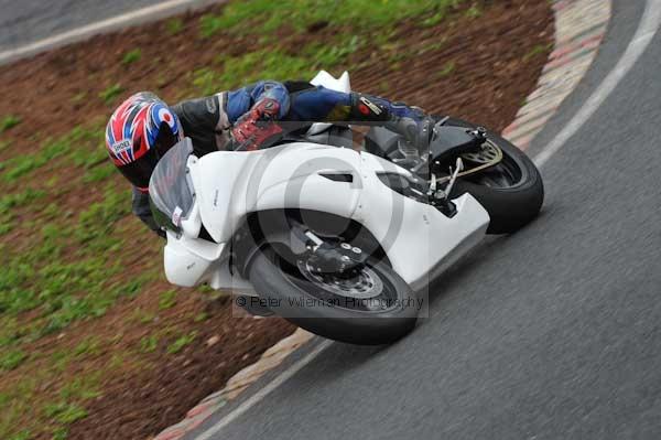 Mallory park Leicestershire;Mallory park photographs;Motorcycle action photographs;event digital images;eventdigitalimages;mallory park;no limits trackday;peter wileman photography;trackday;trackday digital images;trackday photos